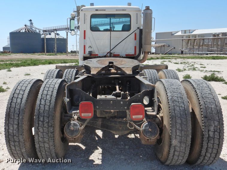 image for item GN9928 2001 Mack CH613  semi truck