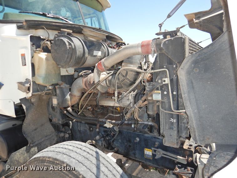 image for item GN9928 2001 Mack CH613  semi truck