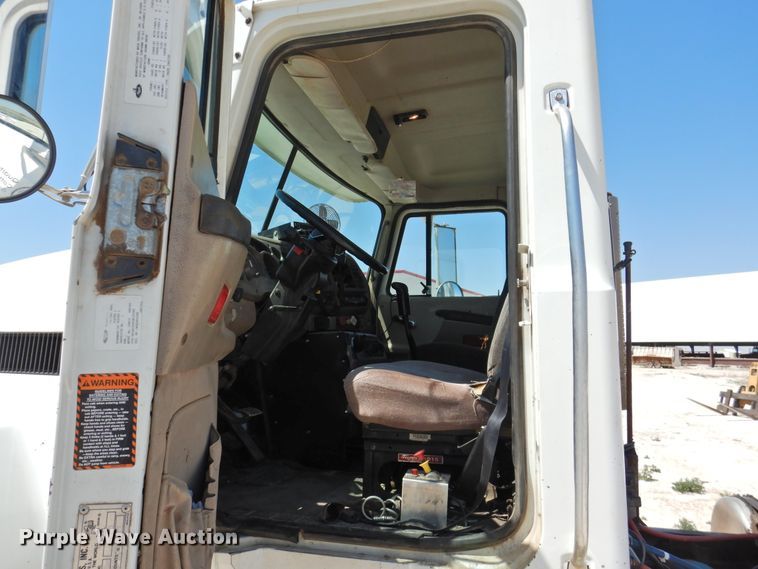 image for item GN9928 2001 Mack CH613  semi truck