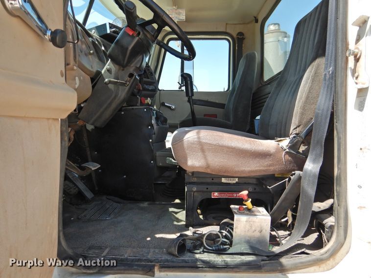 image for item GN9928 2001 Mack CH613  semi truck