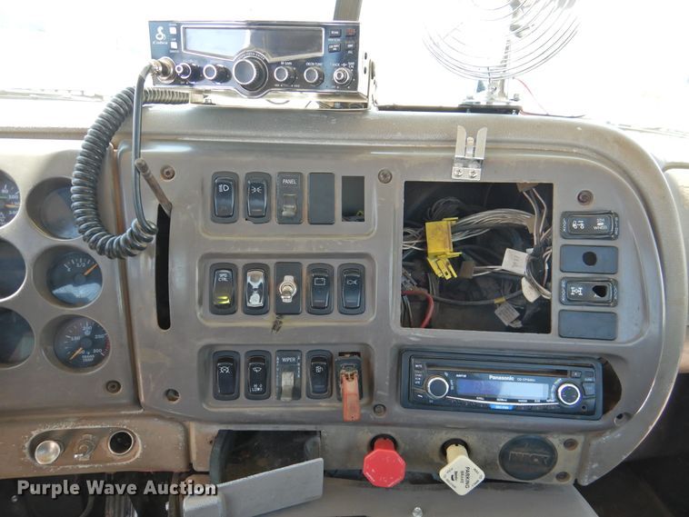 image for item GN9928 2001 Mack CH613  semi truck