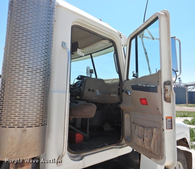 image for item GN9928 2001 Mack CH613  semi truck