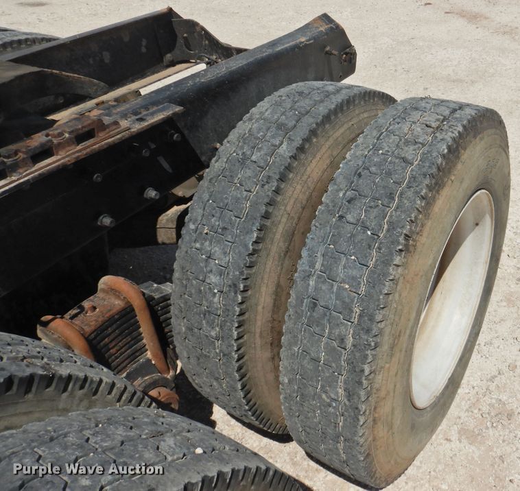 image for item GN9928 2001 Mack CH613  semi truck