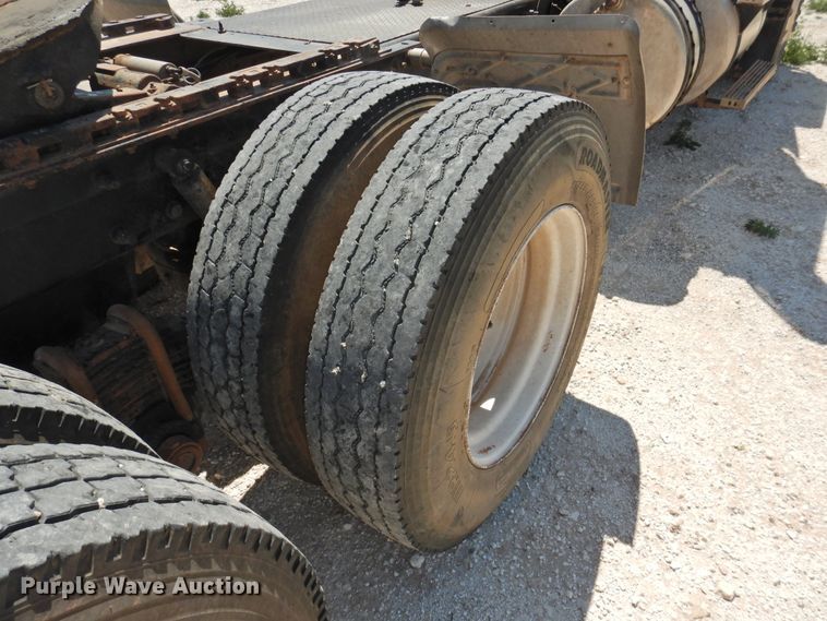 image for item GN9928 2001 Mack CH613  semi truck