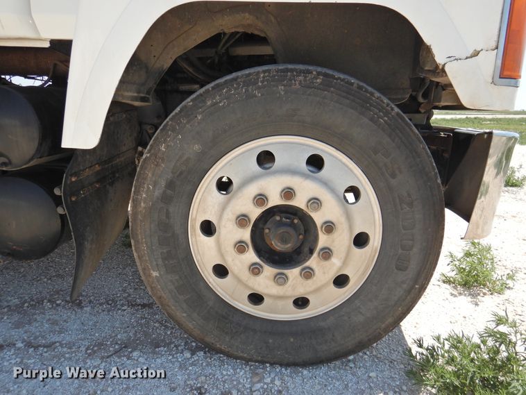 image for item GN9928 2001 Mack CH613  semi truck