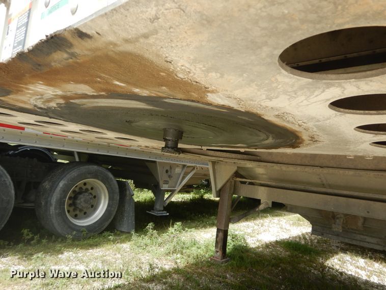image for item GV9206 2011 Wilson DWH-551 double hopper bottom grain trailer
