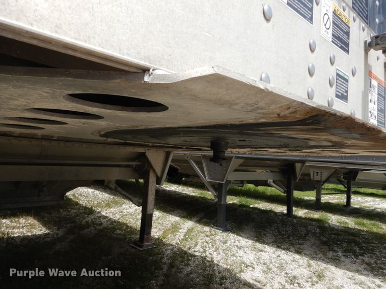 image for item GV9206 2011 Wilson DWH-551 double hopper bottom grain trailer