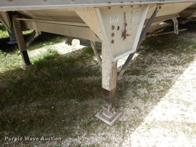 image for item GV9206 2011 Wilson DWH-551 double hopper bottom grain trailer