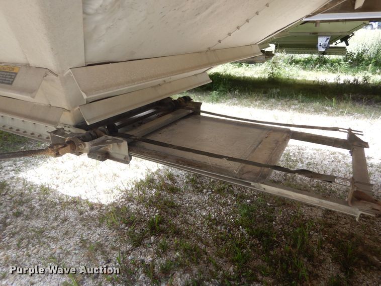 image for item GV9206 2011 Wilson DWH-551 double hopper bottom grain trailer