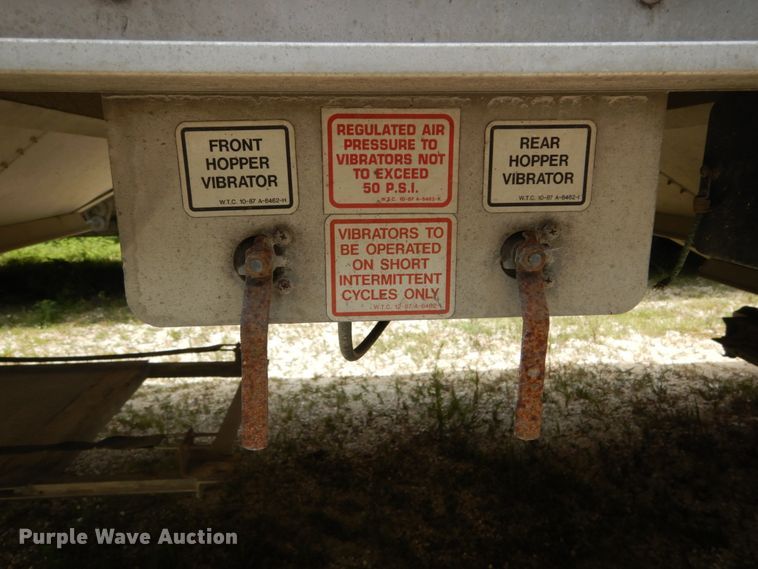 image for item GV9206 2011 Wilson DWH-551 double hopper bottom grain trailer