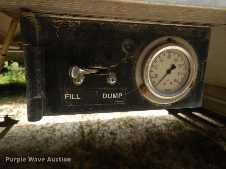 image for item GV9206 2011 Wilson DWH-551 double hopper bottom grain trailer