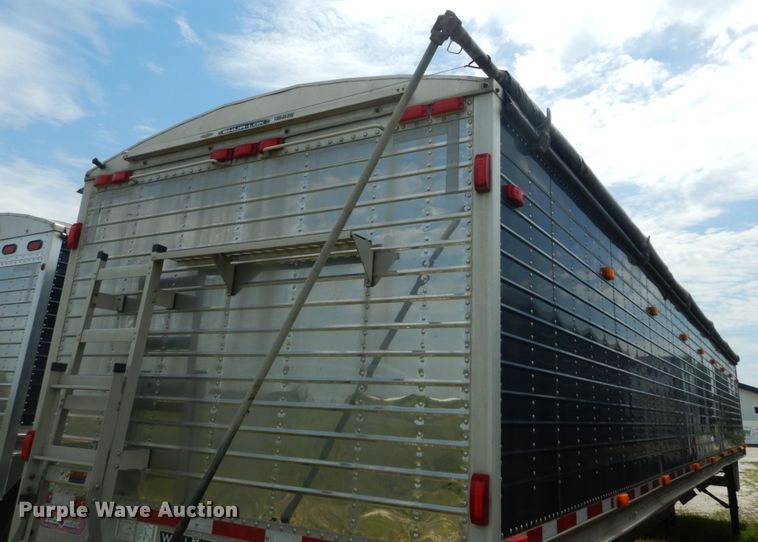 image for item GV9206 2011 Wilson DWH-551 double hopper bottom grain trailer