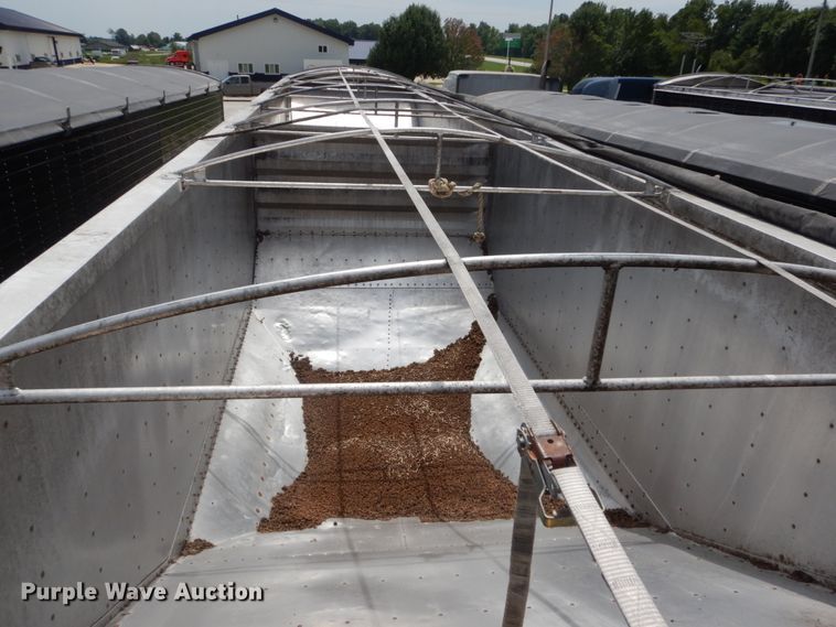 image for item GV9206 2011 Wilson DWH-551 double hopper bottom grain trailer