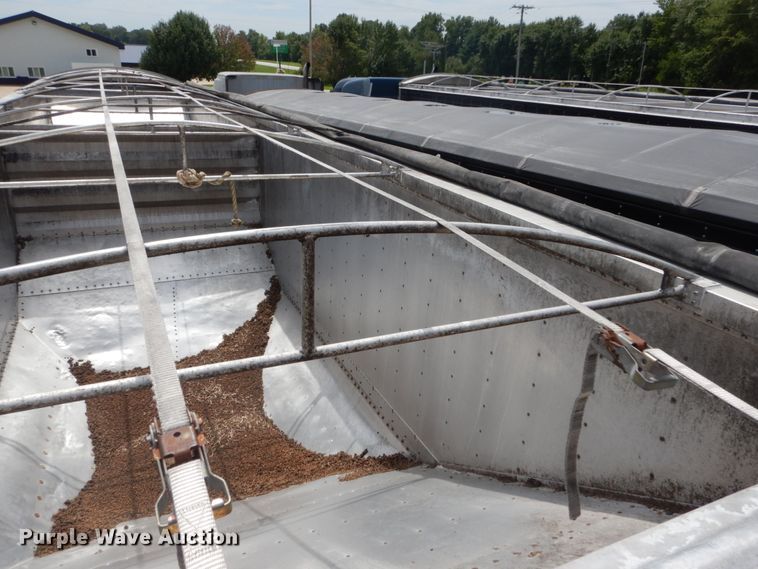 image for item GV9206 2011 Wilson DWH-551 double hopper bottom grain trailer