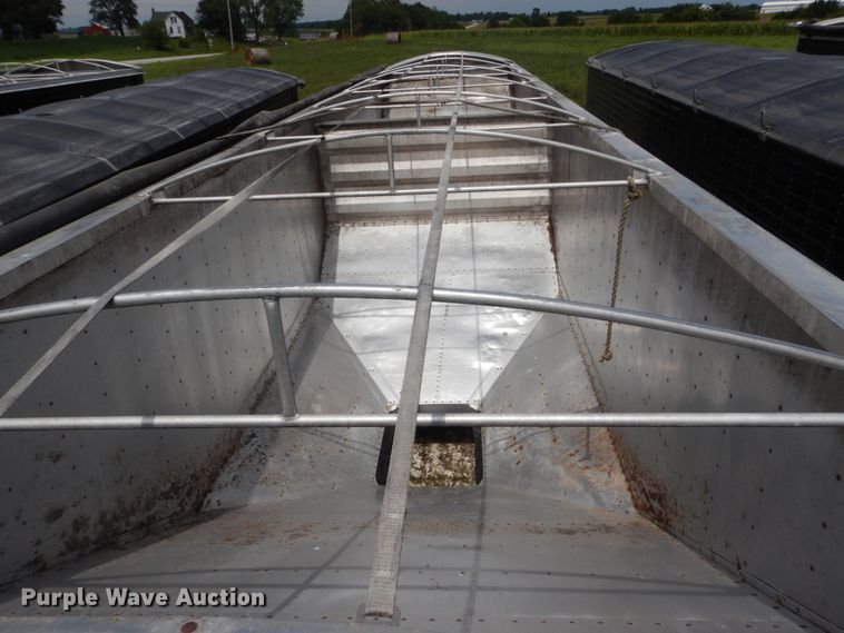 image for item GV9206 2011 Wilson DWH-551 double hopper bottom grain trailer