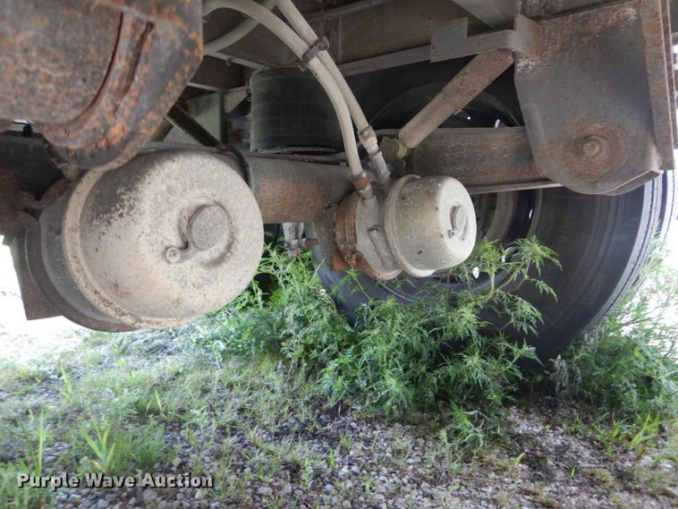 image for item GV9206 2011 Wilson DWH-551 double hopper bottom grain trailer