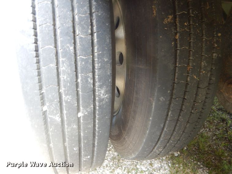 image for item GV9206 2011 Wilson DWH-551 double hopper bottom grain trailer