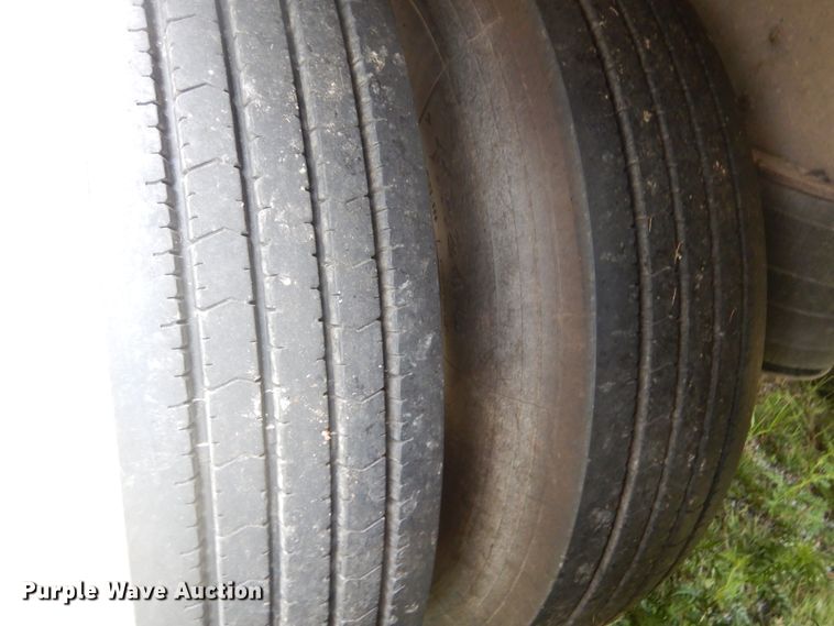 image for item GV9206 2011 Wilson DWH-551 double hopper bottom grain trailer