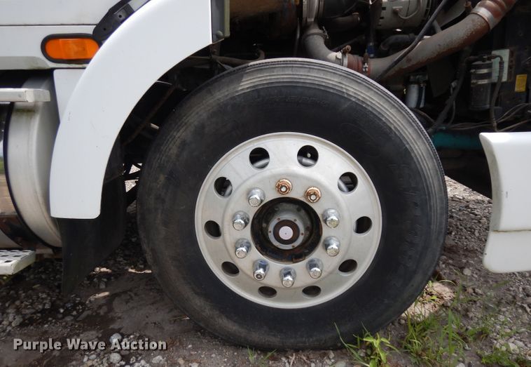 image for item HA9366 1996 Volvo WIA  semi truck