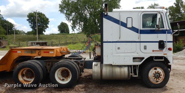 image for item HA9367 1991 International  semi truck