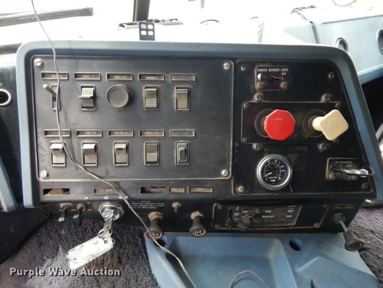 image for item HA9367 1991 International  semi truck