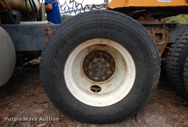 image for item HA9367 1991 International  semi truck