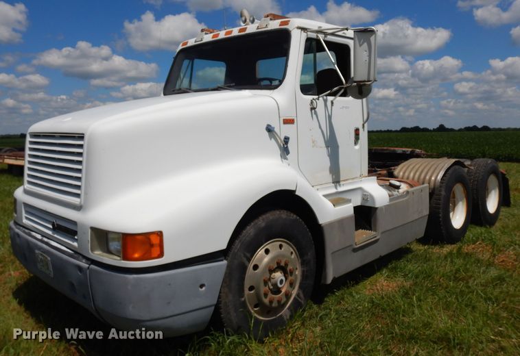 image for item HA9426 1989 International 8300  semi truck