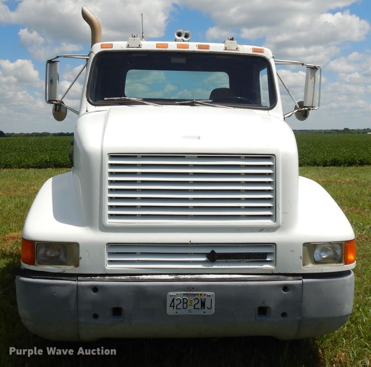 image for item HA9426 1989 International 8300  semi truck
