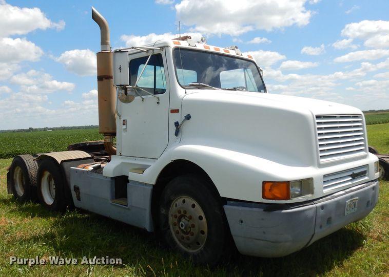image for item HA9426 1989 International 8300  semi truck