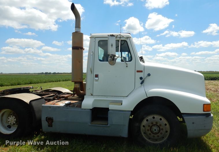 image for item HA9426 1989 International 8300  semi truck