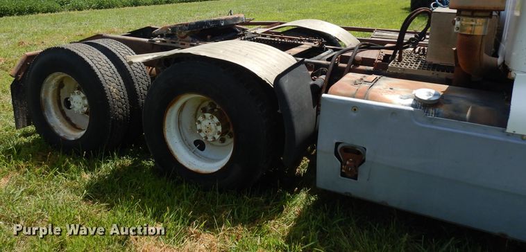 image for item HA9426 1989 International 8300  semi truck