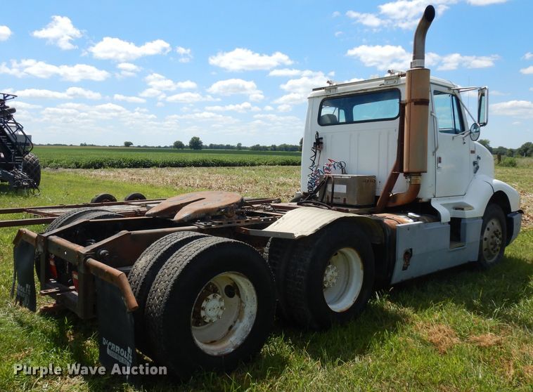 image for item HA9426 1989 International 8300  semi truck