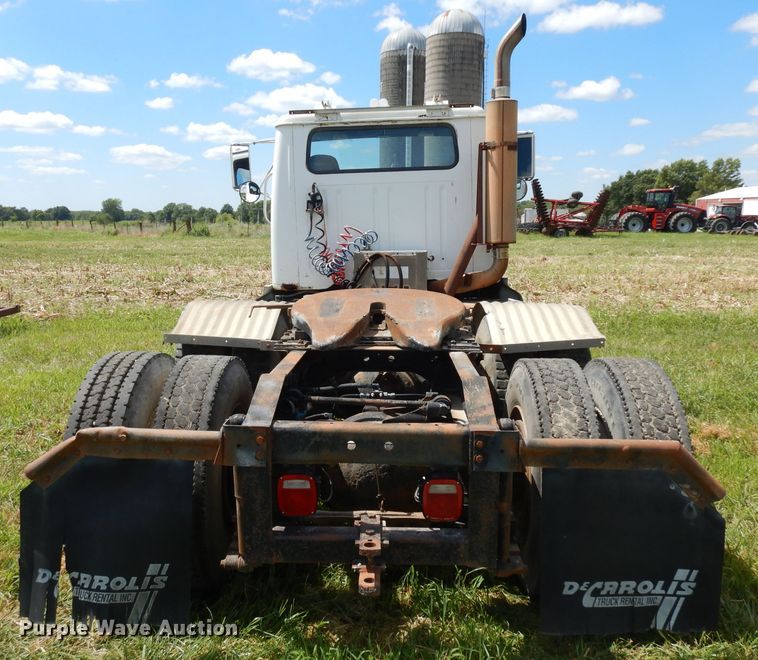 image for item HA9426 1989 International 8300  semi truck