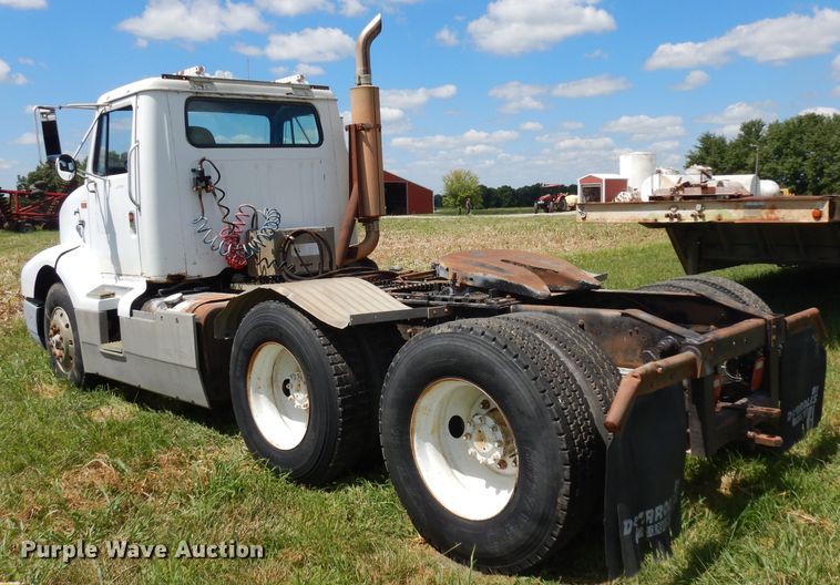 image for item HA9426 1989 International 8300  semi truck