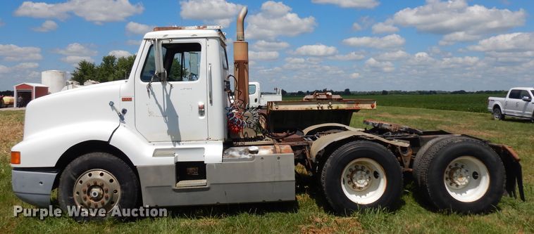 image for item HA9426 1989 International 8300  semi truck