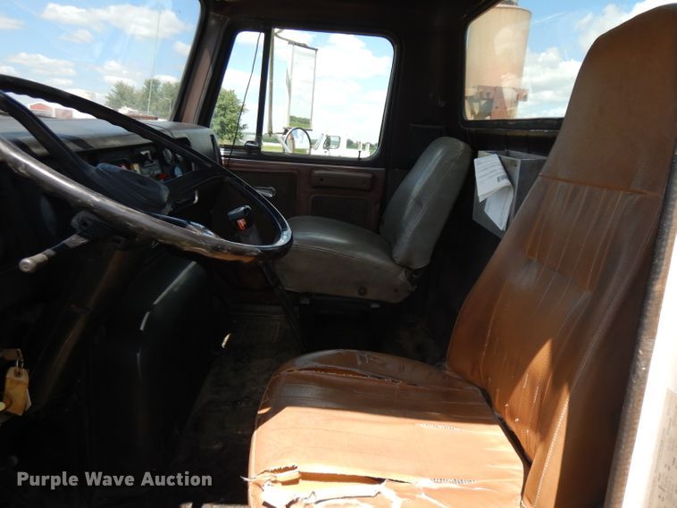 image for item HA9426 1989 International 8300  semi truck