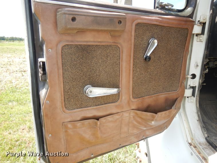 image for item HA9426 1989 International 8300  semi truck