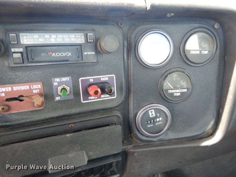 image for item HA9426 1989 International 8300  semi truck