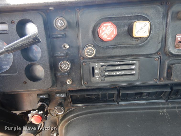 image for item HA9426 1989 International 8300  semi truck