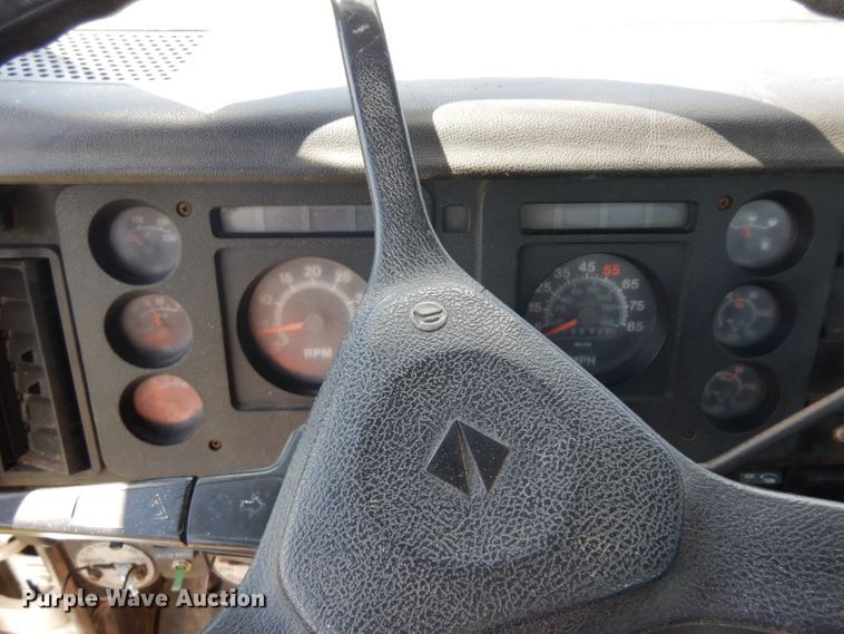 image for item HA9426 1989 International 8300  semi truck