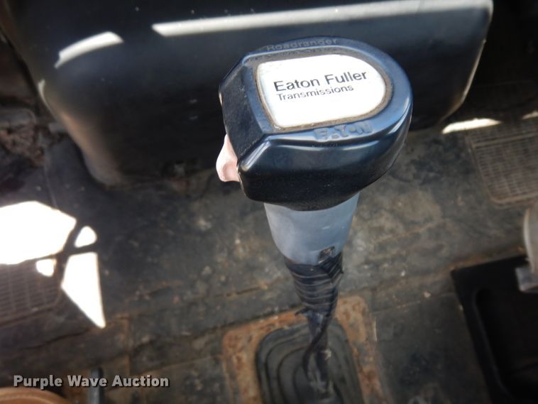 image for item HA9426 1989 International 8300  semi truck