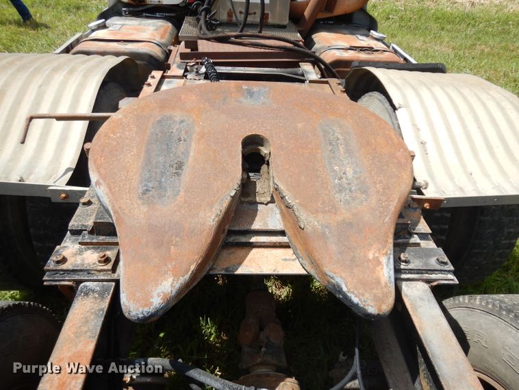 image for item HA9426 1989 International 8300  semi truck