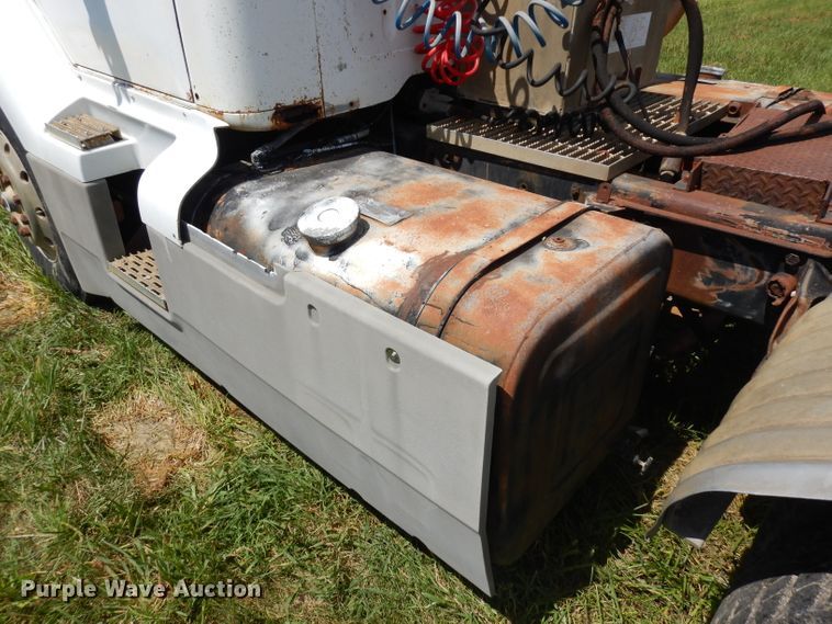 image for item HA9426 1989 International 8300  semi truck