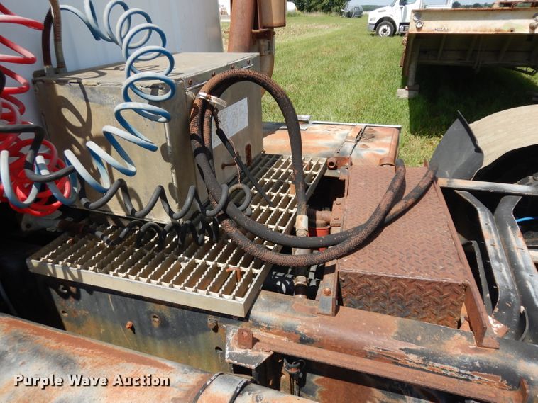 image for item HA9426 1989 International 8300  semi truck