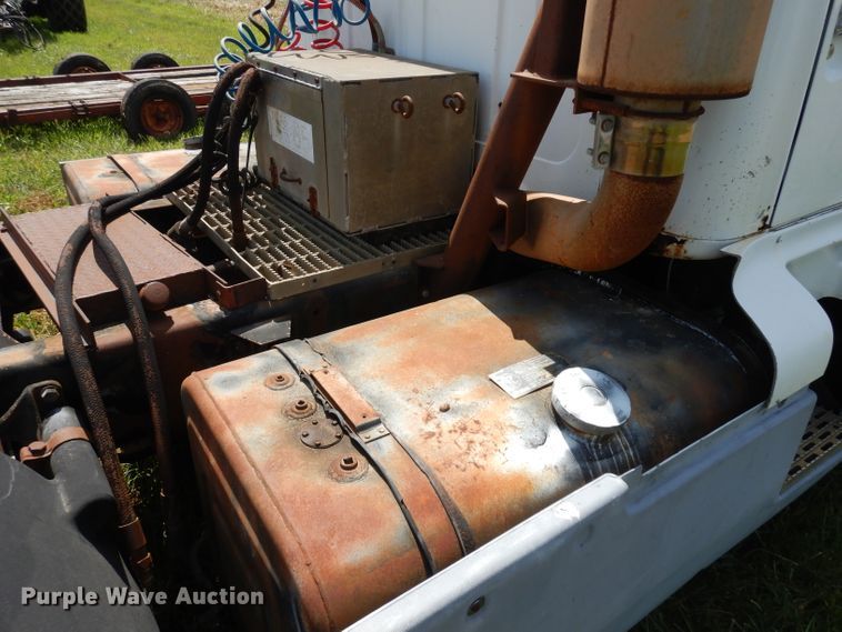 image for item HA9426 1989 International 8300  semi truck