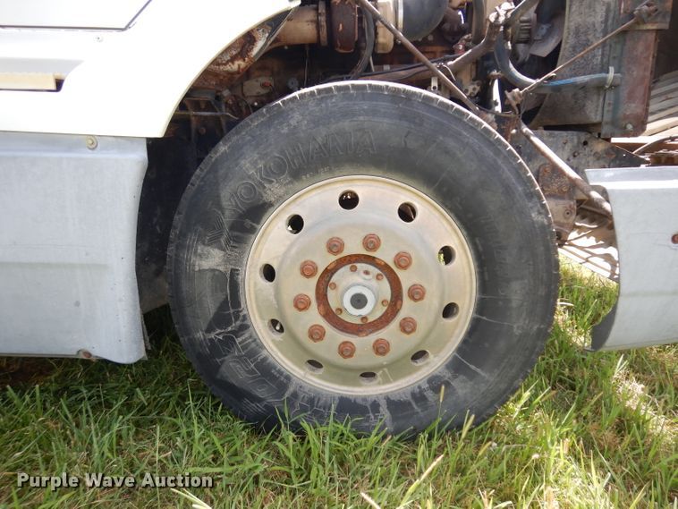 image for item HA9426 1989 International 8300  semi truck