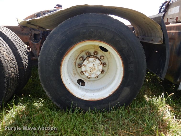 image for item HA9426 1989 International 8300  semi truck