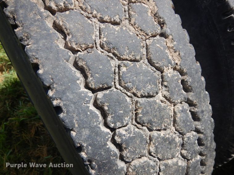 image for item HA9426 1989 International 8300  semi truck