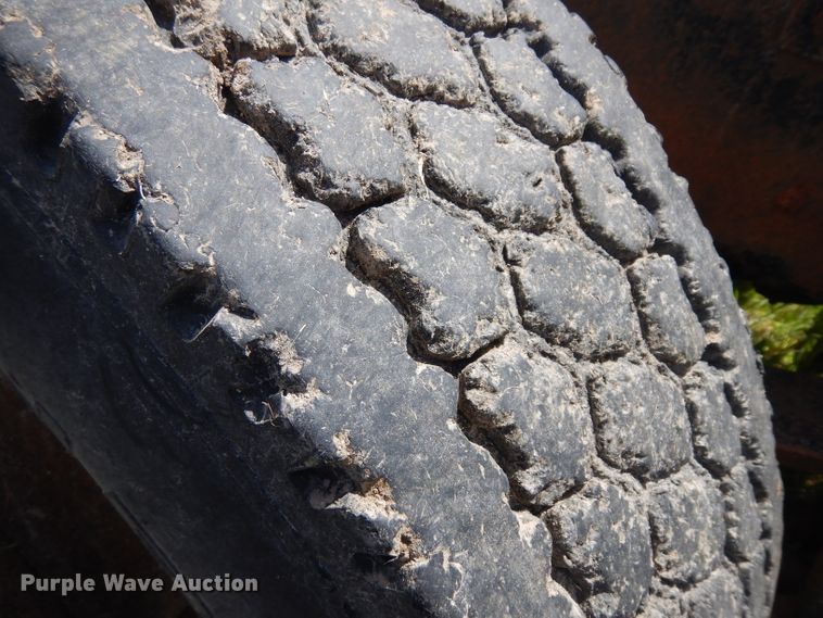 image for item HA9426 1989 International 8300  semi truck