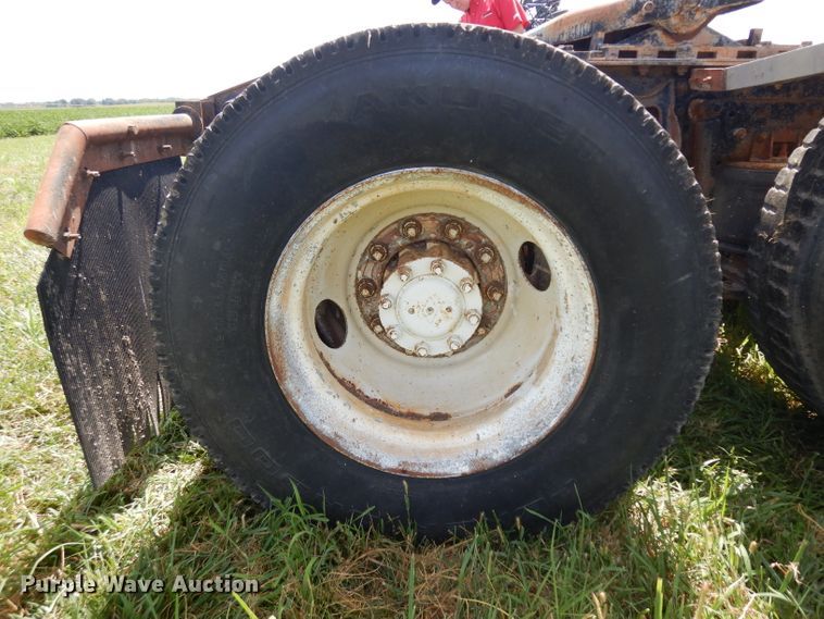 image for item HA9426 1989 International 8300  semi truck